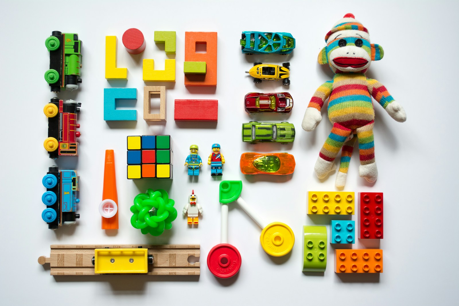 Ordentlich angeordnete bunte Spielzeuge – Symbolfoto