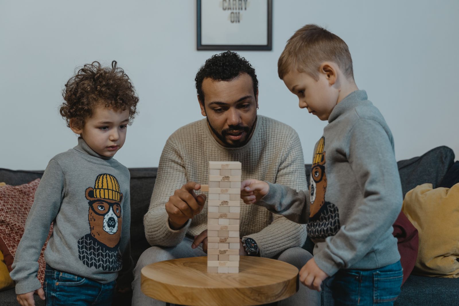 Vater begleitet zwei Kinder beim gemeinsamen Spiel