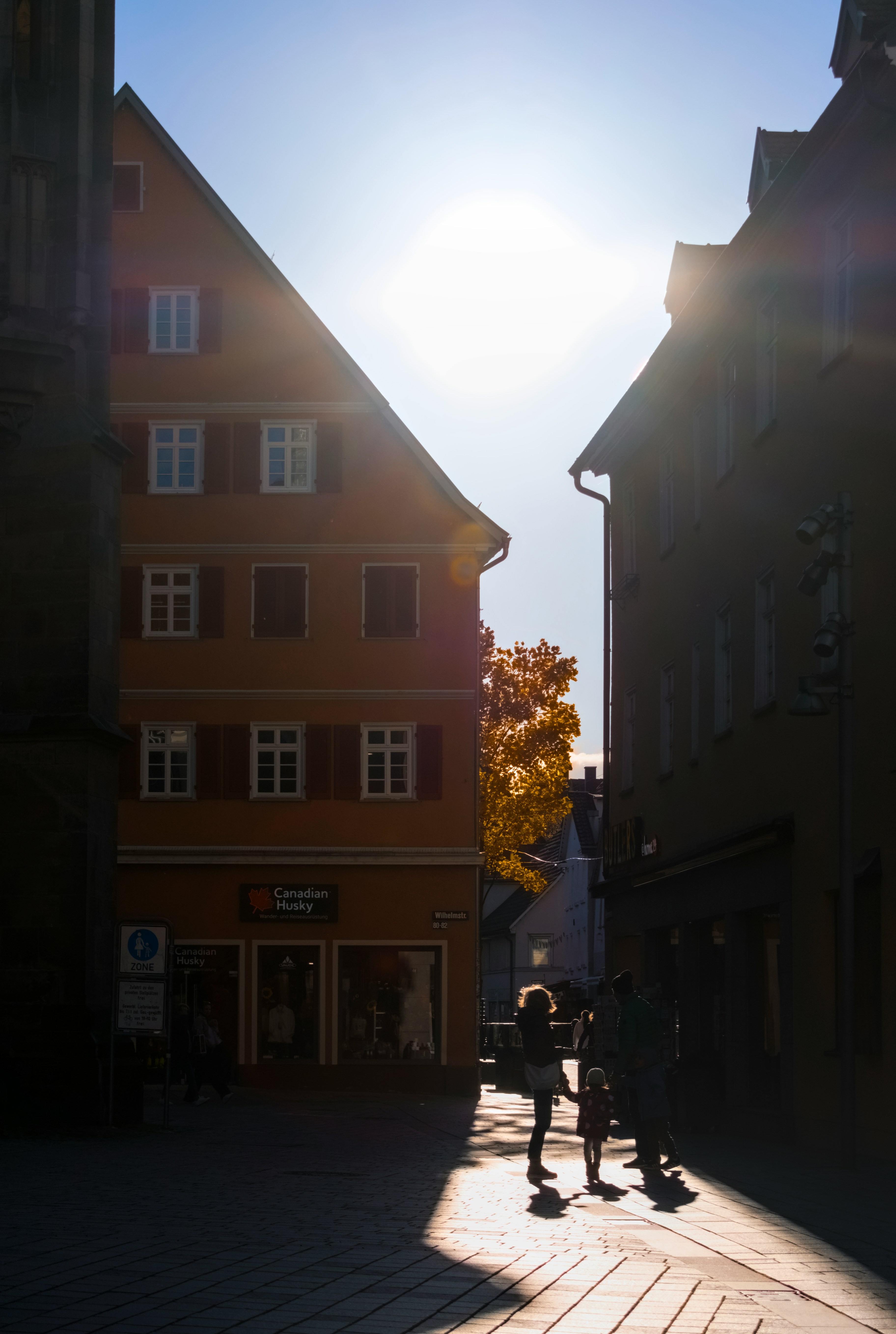 Erwachsene und Kinder zu Fuß unterwegs