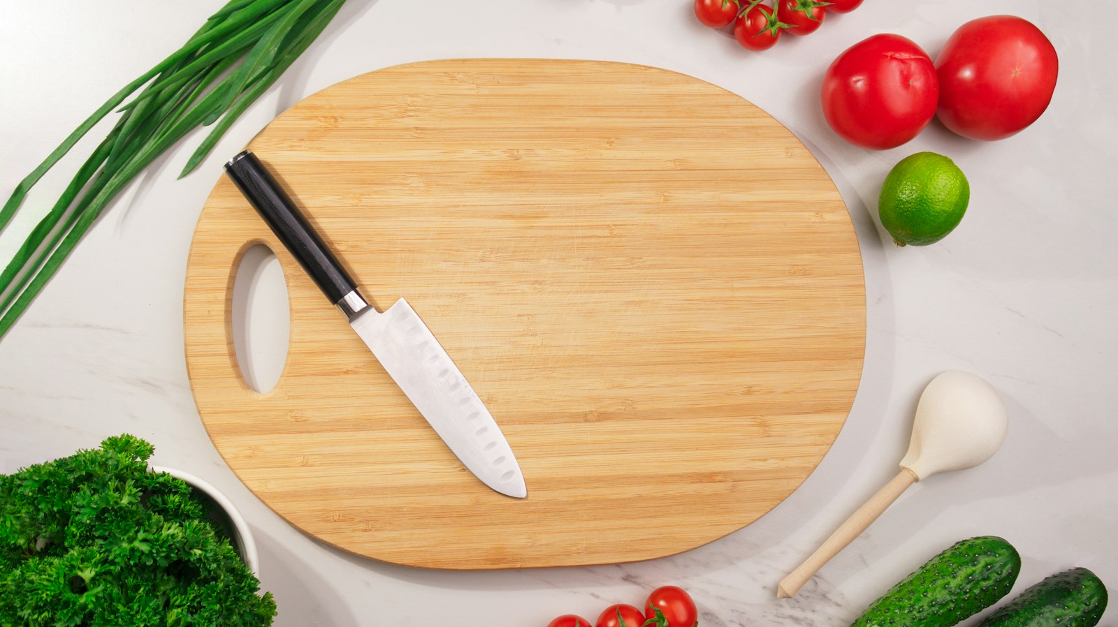 Gemüse und Küchenutensilien für gemeinsames Kochen