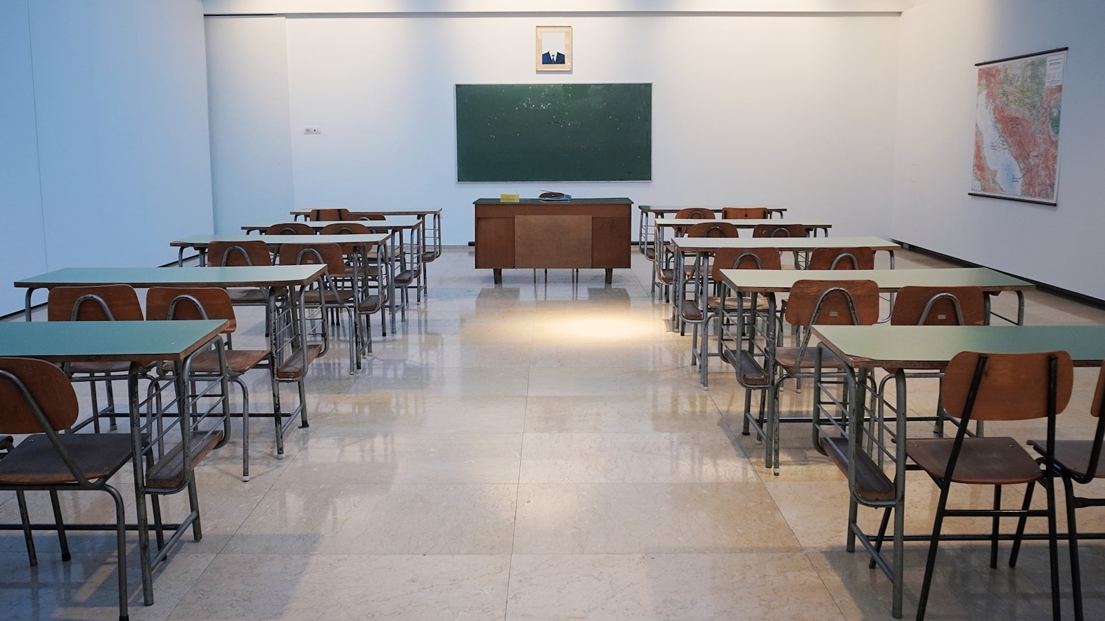 Leeres Klassenzimmer als Symbol für Mobbing in der Schule