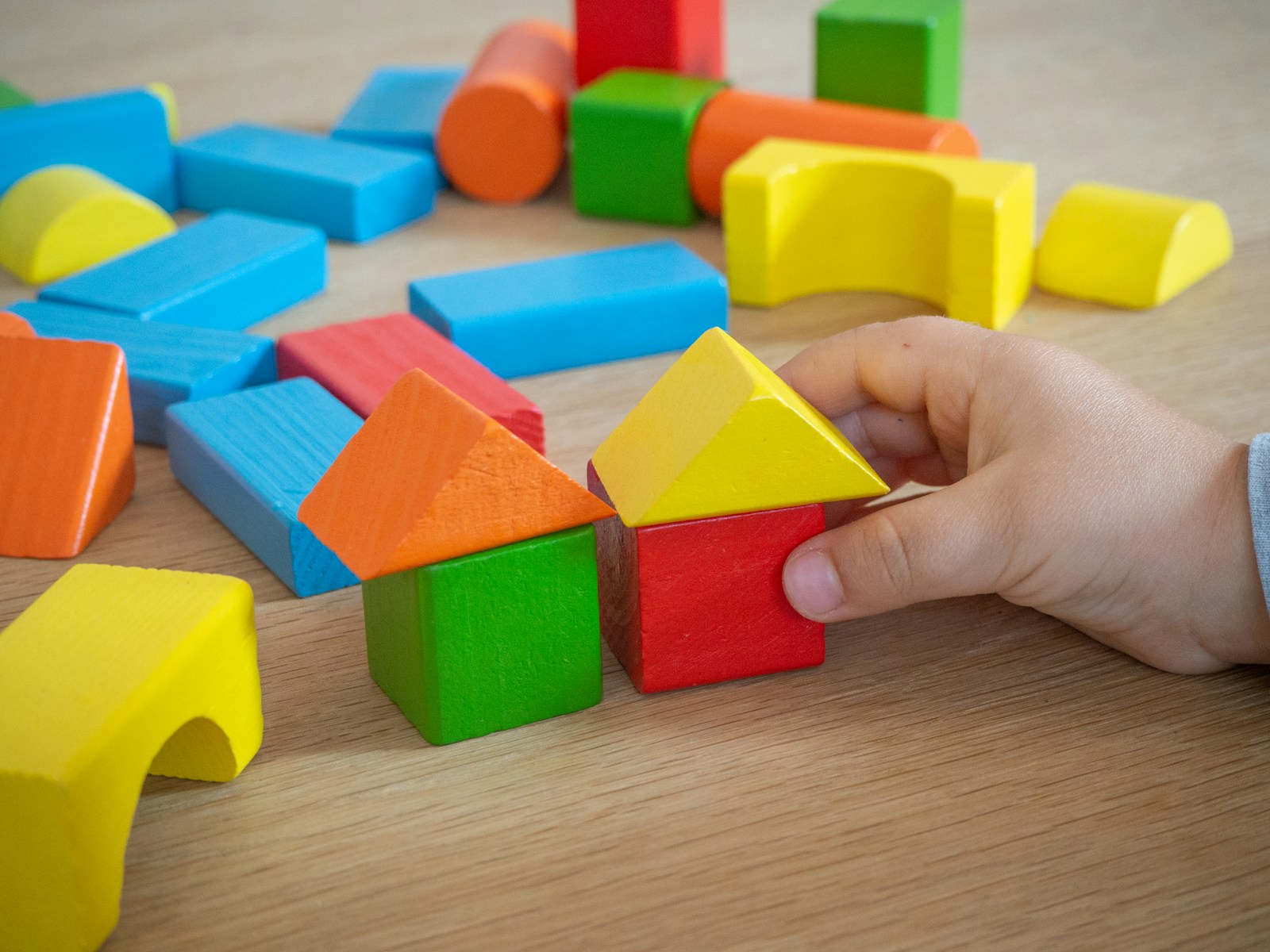 Bunte Holzbausteine beim Spielen